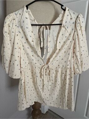NWOT Millibon Cream Floral Tie-Neck Puff Sleeve Blouse